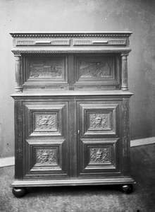 835589 Afbeelding van een 17e eeuwse kast met gebeeldhouwde deuren, behorend aan de familie De Bièvre (Achter ...